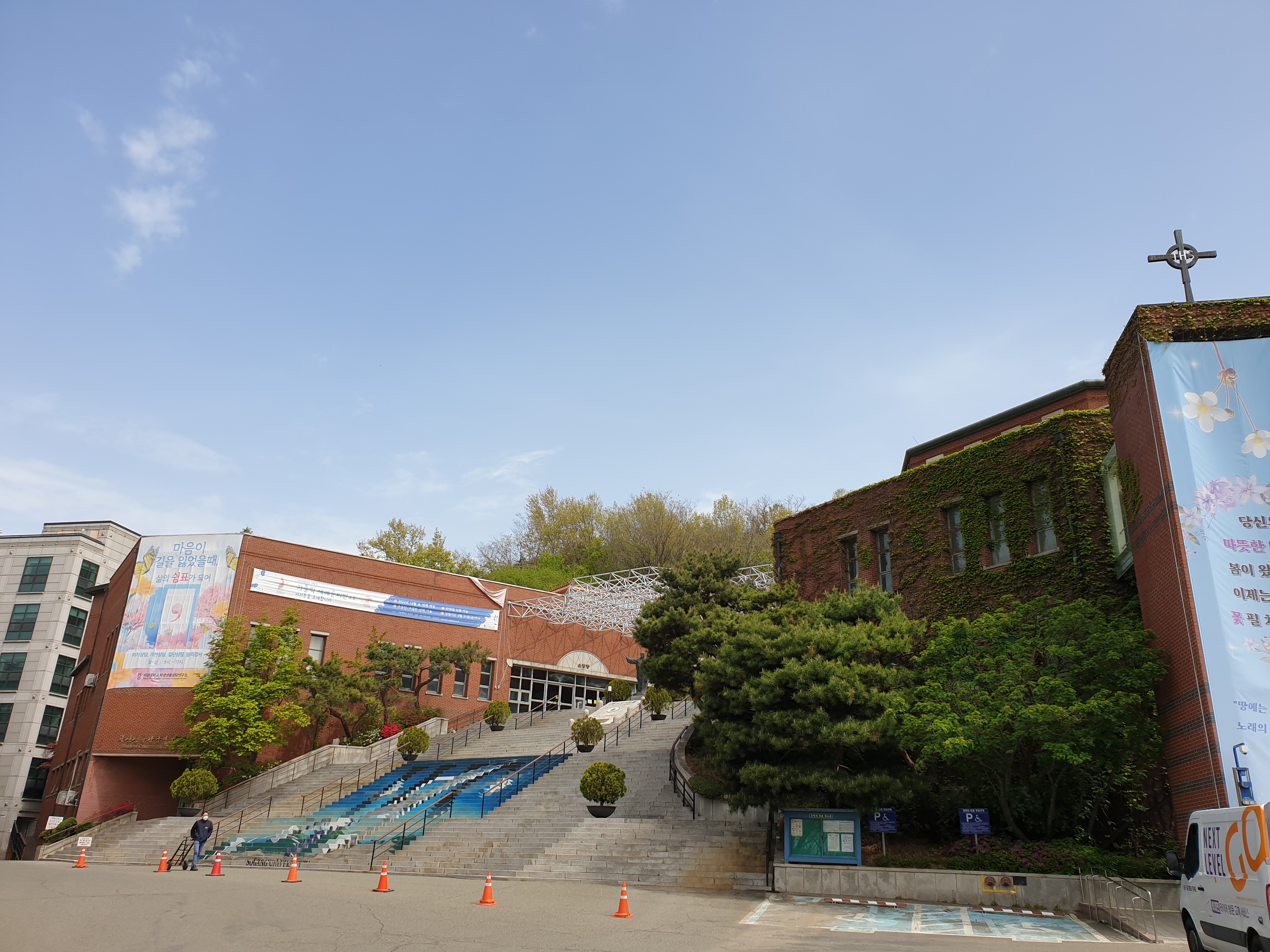 sg대학교 성이냐시오관.jpg