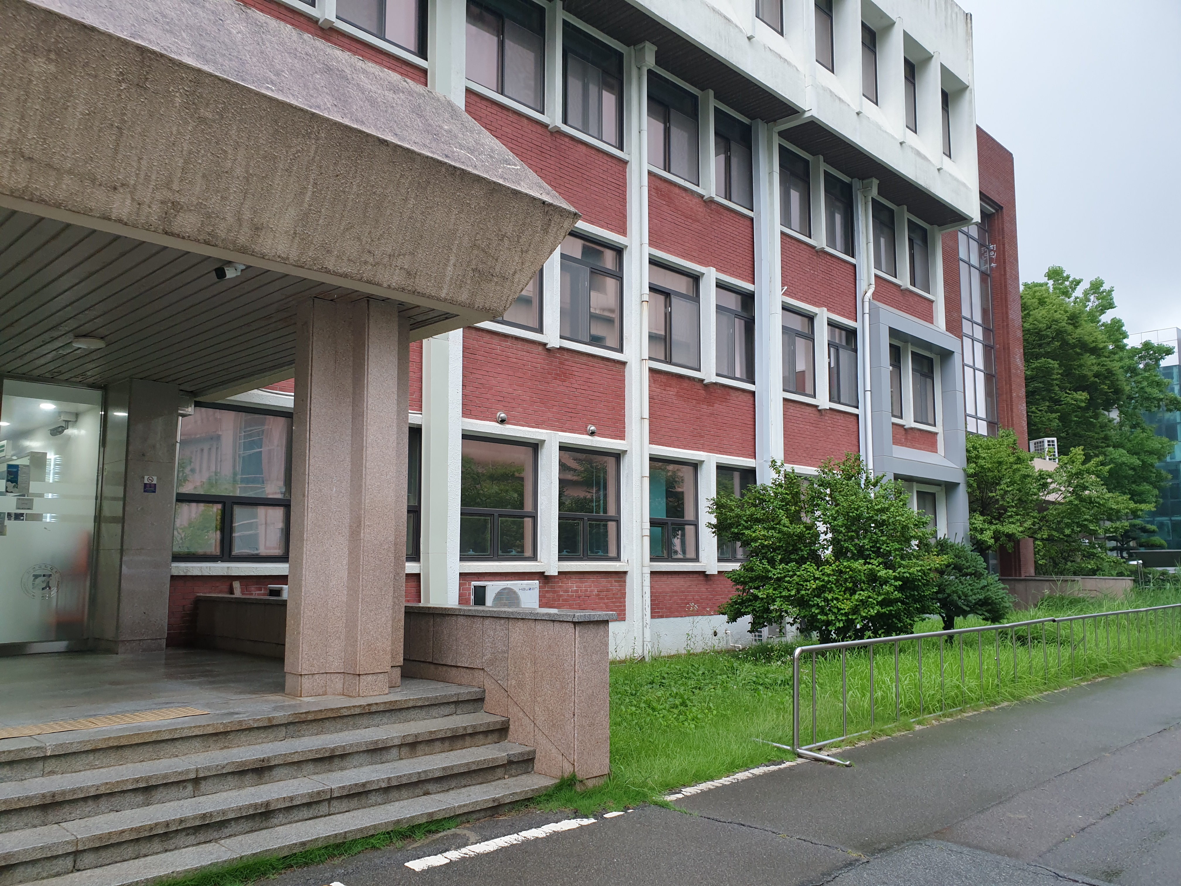 j대학교 자연과학대학3호관.jpg