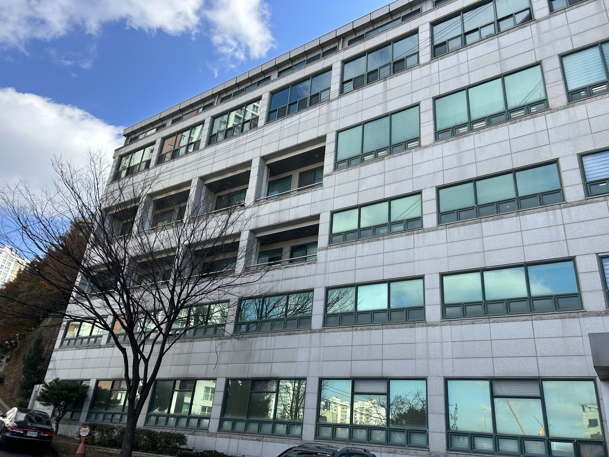 i대학교 공학관.JPEG